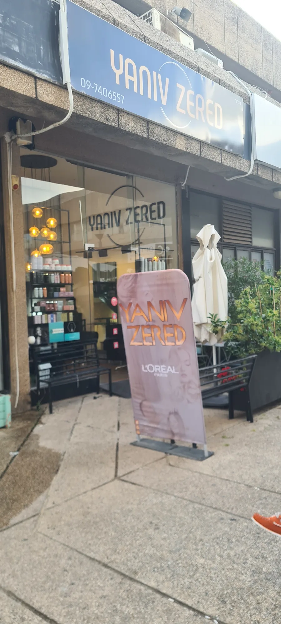 מבט נוסף אל פנים המספרה